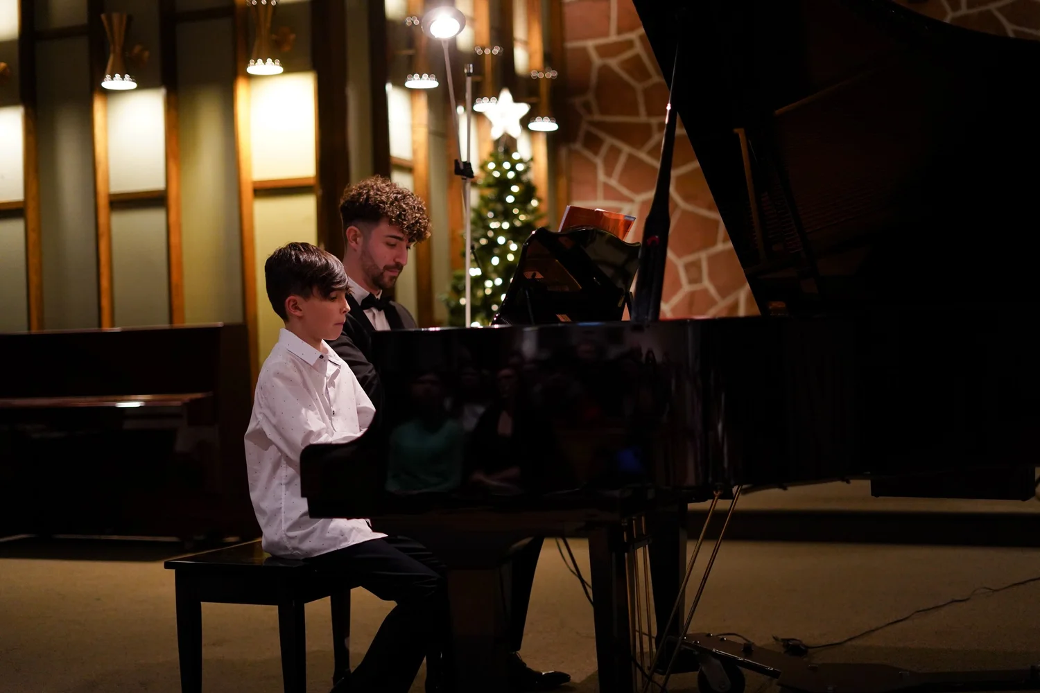 Jean-Baptiste Gleize accompagne un jeune pianiste pendant un concert